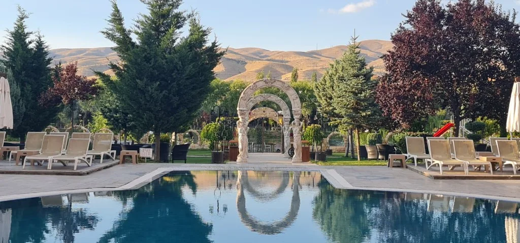 Açık havuz ve heykel kemer