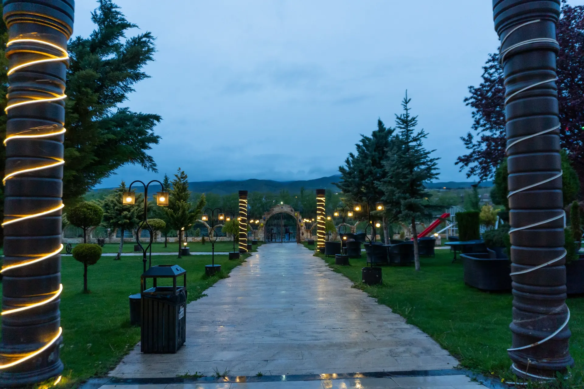 Akşam bahçe yolu